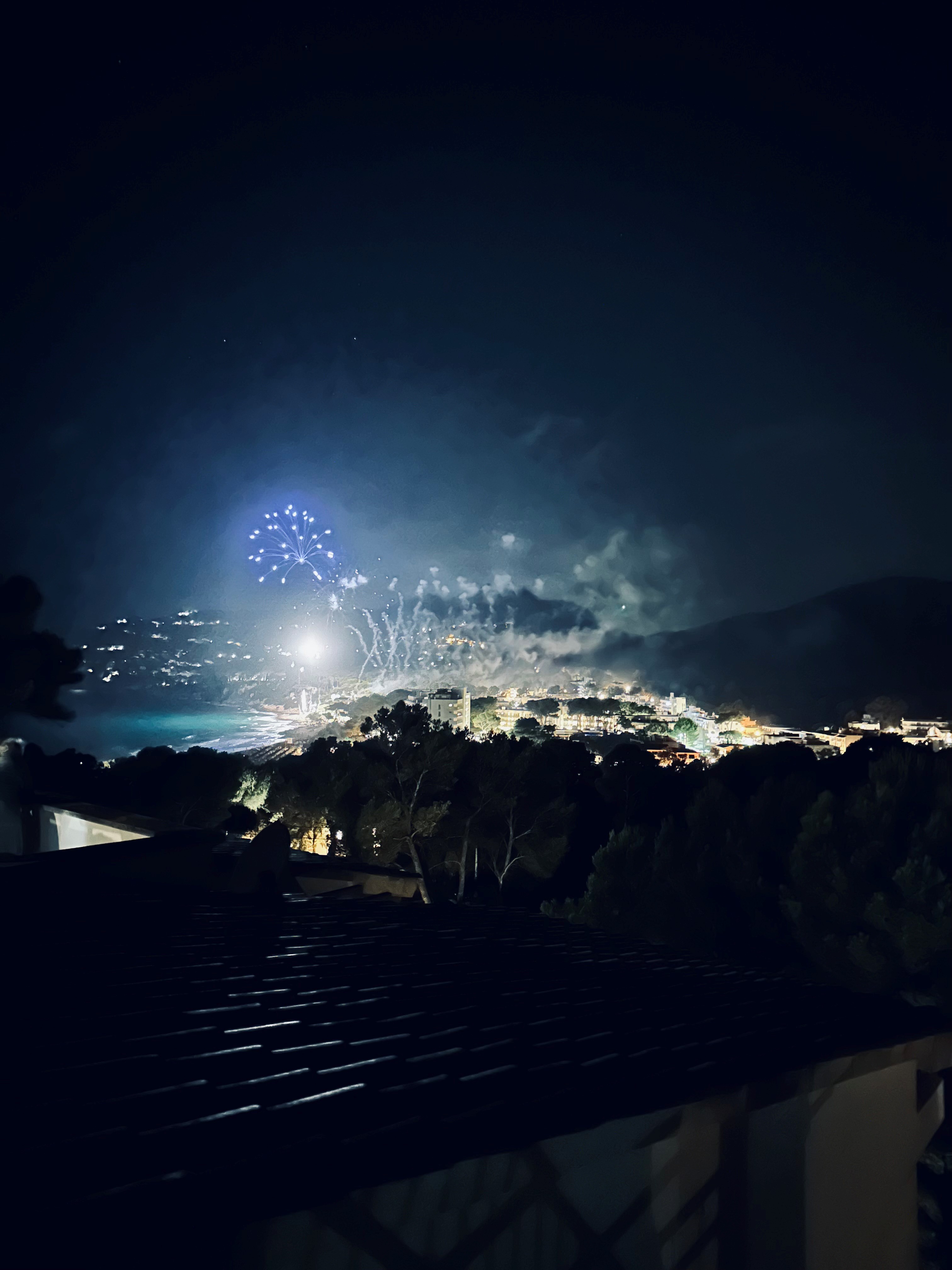 Feuerwerk über einer Stadt bei Nacht