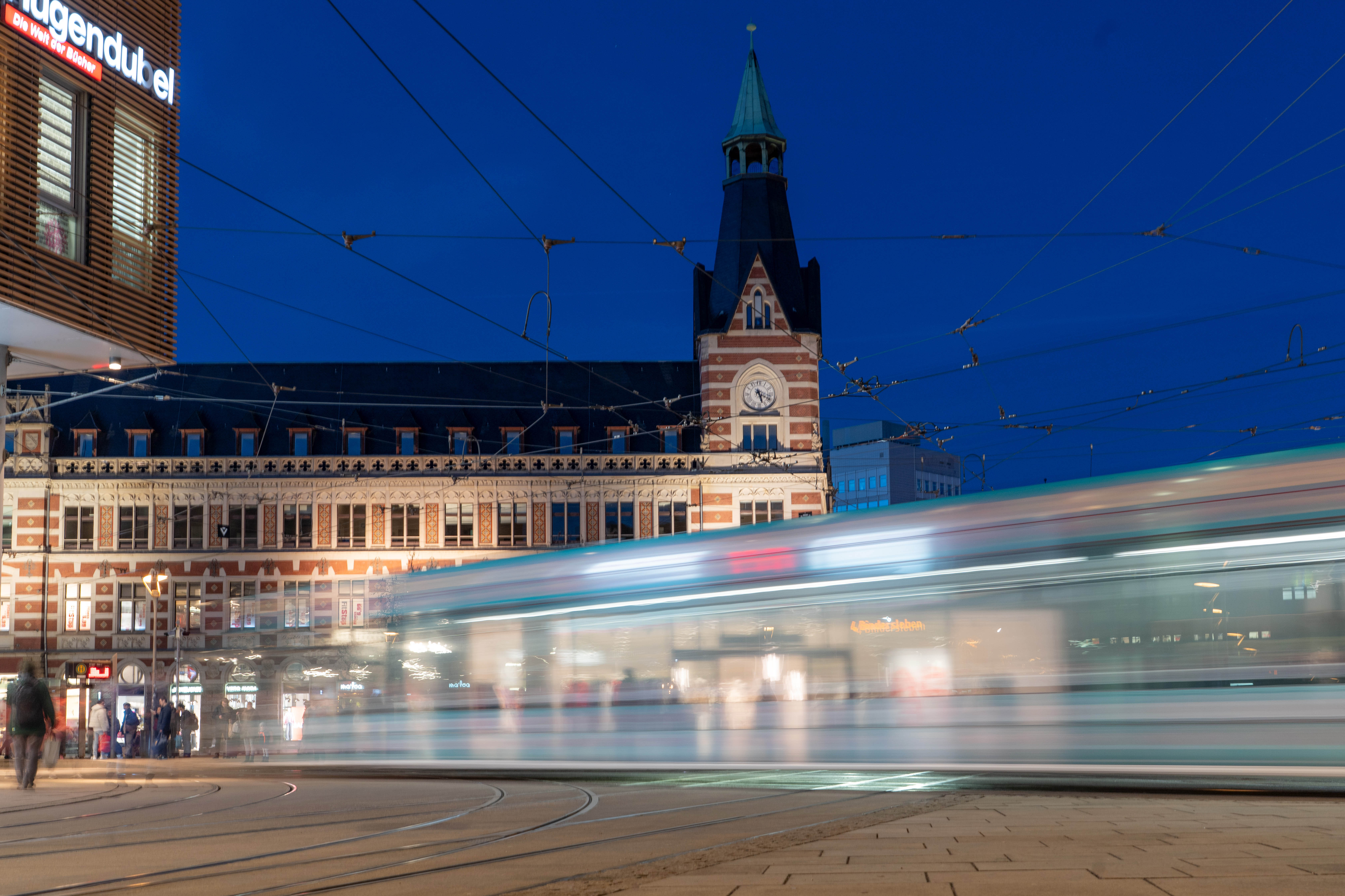 Stra&szlig;enbahn in Erfurt zur blauen Stunde