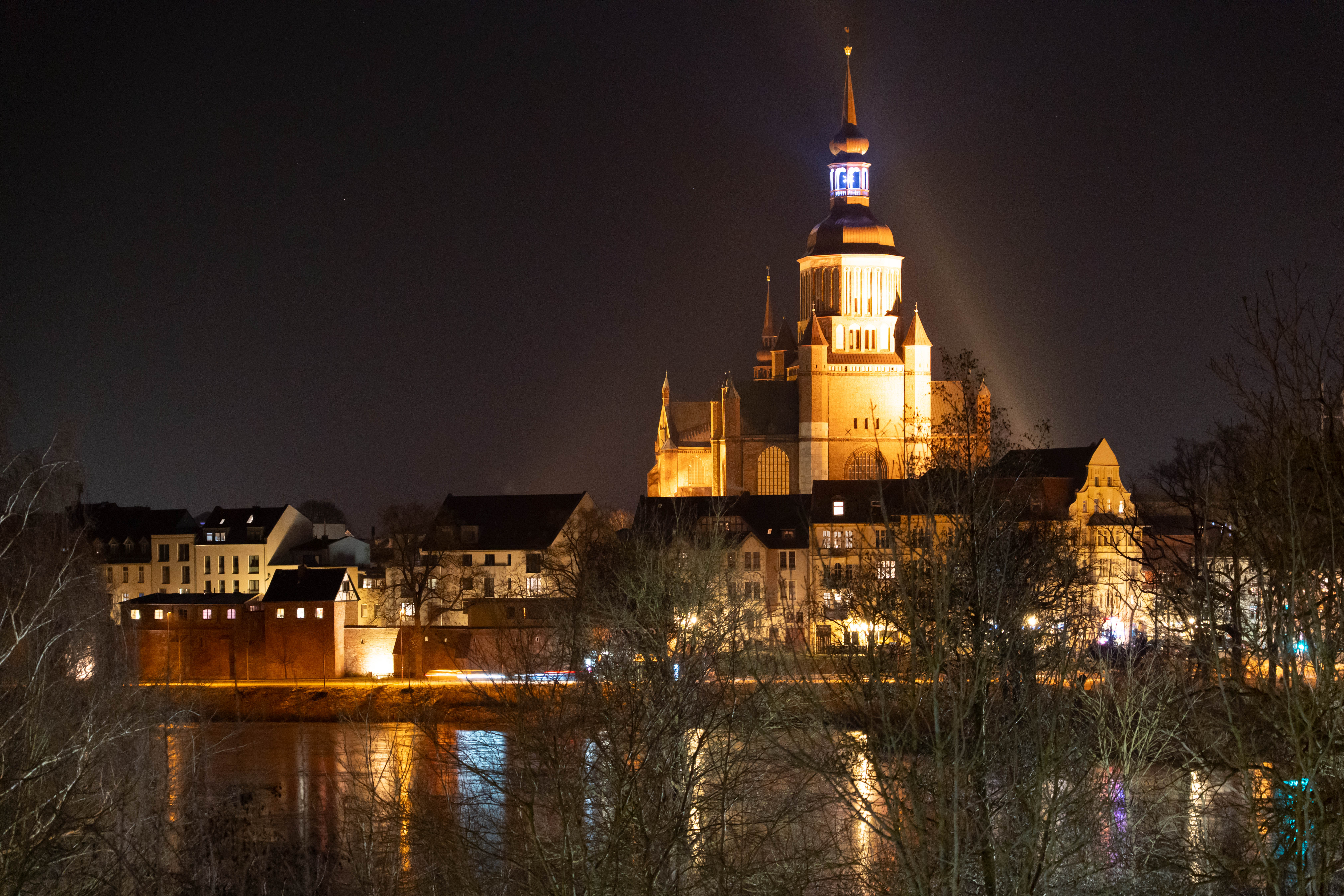 Beleuchtete Kirche und Altstadt von Stralsund bei Nacht